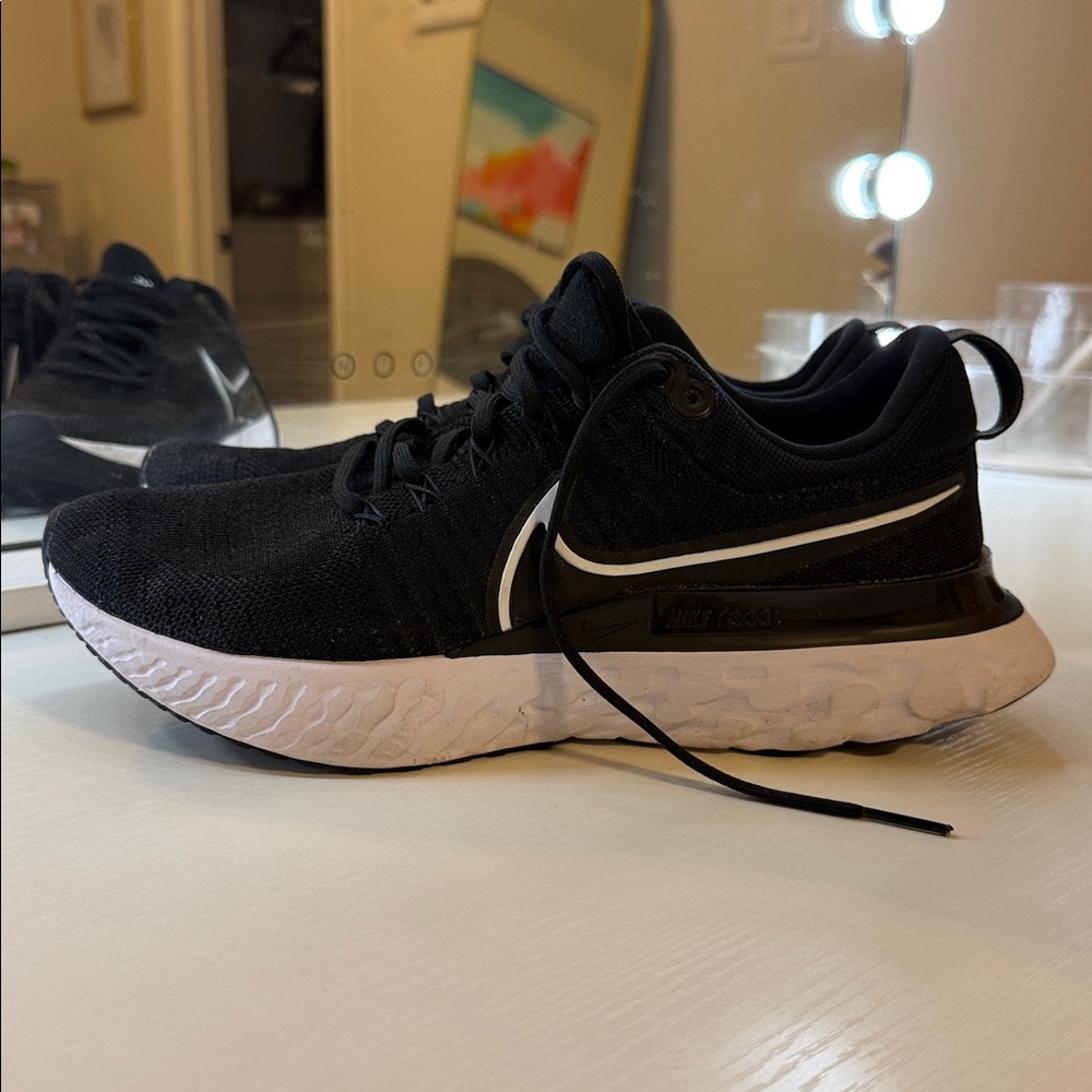 NEVER WORN Nike Black and White Athletic Sneakers